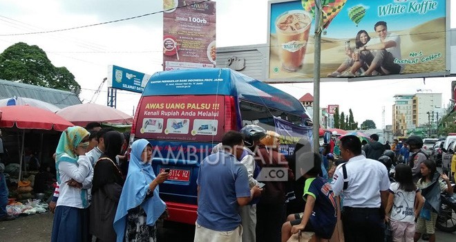 Salah satu mobil kas keliling BI Jambi untuk pelayanan penukaran uang pecahan kecil.
