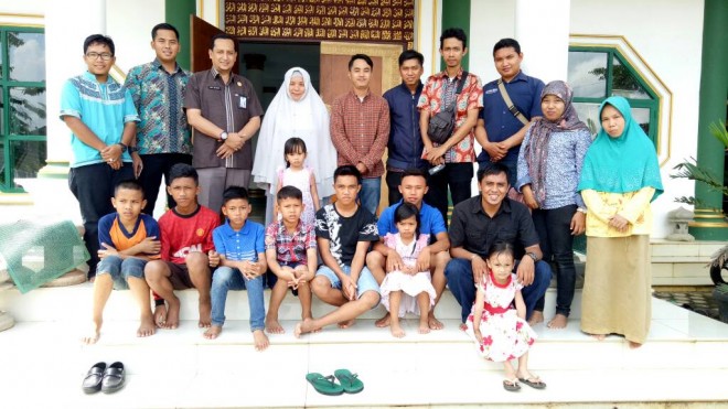 Ikatan Wartawan Kota Jambi (Iwako) bersama pengurus dan yatim Piatu di Panti Asuhan Al Amin, Kamis (22/6).