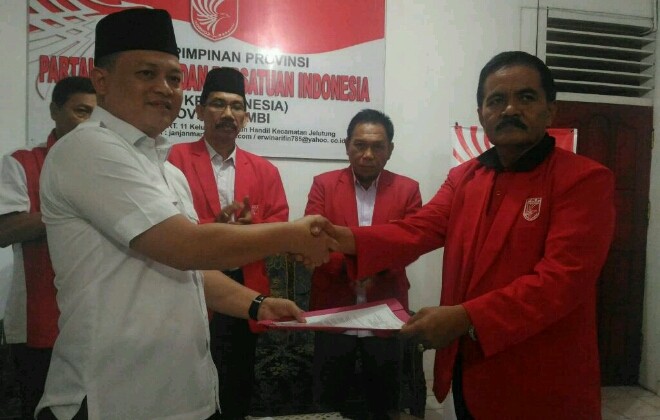 Fauzi Ansori saat menerima rekomendasi dukungan dari Partai PKPI.
