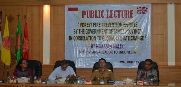 GubernurJambi, H.Zumi Zola saat mendampingi Duta Besar (Dubes) Inggris untuk Indonesia, Moazzam Malik memberikan kuliah terbuka di Universitas Jambi, (13/3).