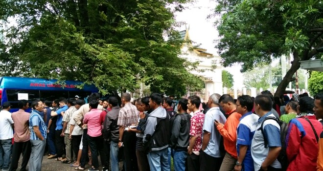 Mobil Kas BI diserbu saat warga.