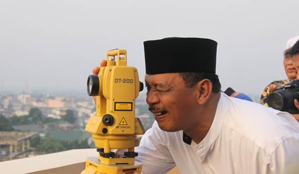 Kepala Kanwil Kemenag, M Thahir, saat melakukan rukyatul hilal. 
