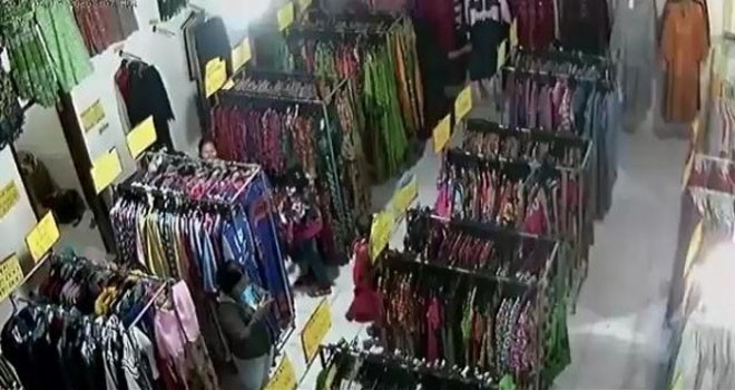 Dua ibu rumah tangga tertangkap CCTV sedang mencuri. Foto: JPG/Pojokpitu