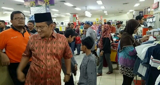 Maulana beserta istri dan tiga buah hatinya terlihat berbelanja baju lebaran di WTC Ramayana Jambi.