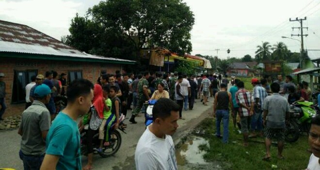 Warga Desa Lubuk Resam  blokir jalan utama Sarolangun-Batangasai.