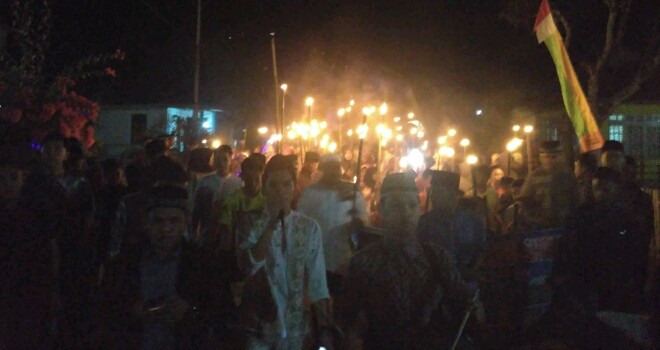  Warga Desa Ujung Pasir Kerinci saat Gelar Takbir Keliling dan Pawai Obor.