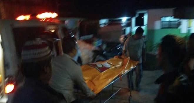 Jenazah saat dievakuasi.