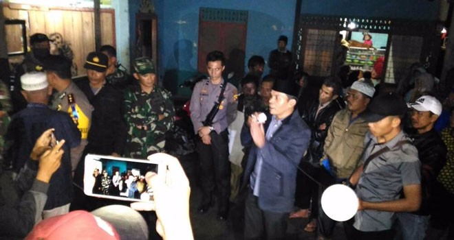 Wakil Bupati Kerinci, Zainal Abidin saat sambangi ke lokasi bentrok.