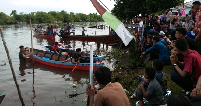 Acara lomba perahu di Teluk dawan. 