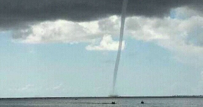 Tampak puting beliung dari tengah laut di Beting Kuala Jambi.