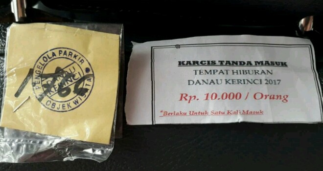 Terlihat karcis di objek wisata, tanpa adanya stempel dan tandatangan pihak pemkab kerinci.