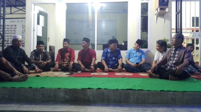 Asisten Adm dan Umum Pemkot Jambi Obliyani, Camat Kota Baru, Lurah Kenali Asam Bawah serta Ketua RT 49 saat menghadiri acara halal bi halal 