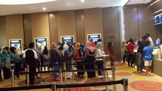 Pengunjung Bioskop Cinemaxx Jambi.