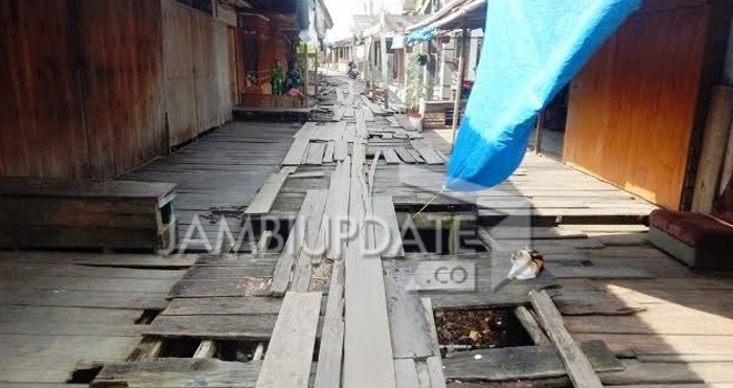 Kondisi Jalan Arifin Desa Mendahara Tengah.