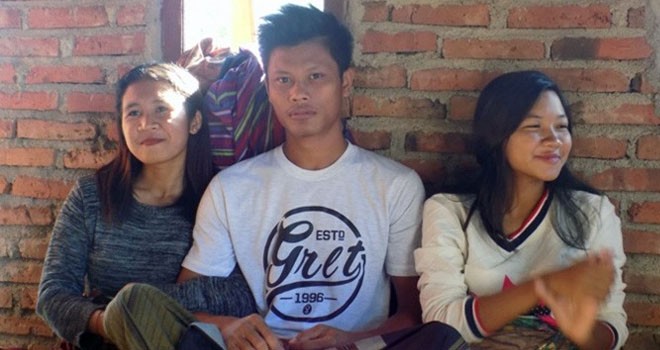 Pengantin laki-laki Senum saat didampingi kedua istrinya Liana Suriani (kiri) dan Jannatul Fatmi (kanan). (Saparudin/Radar Lombok/JawaPos.com)