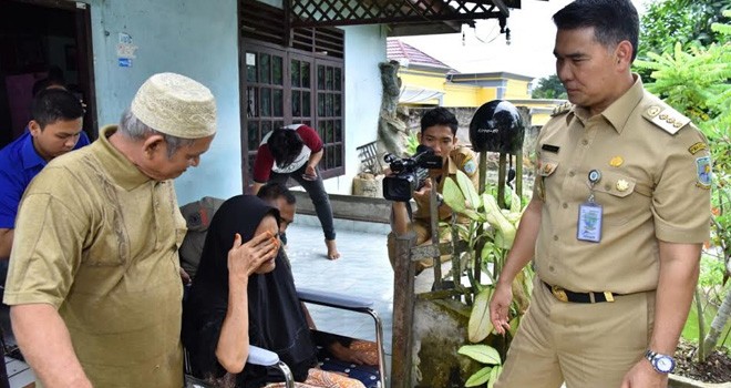 Wali Kota Jambi saat Berbagi Kursi Roda Gratis.