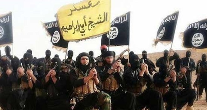 Barisan militan ISIS di Suriah berpose sebelum melancarkan aksinya.