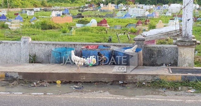 Tempat Pemakaman Umum di Tanjab Barat ini Jadi Tempat Pembuangan Sampah.