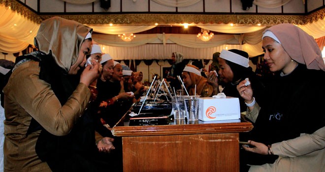 Keseriusan para peserta dalam mengikuti kelas kecantikan Dekranasda Provinsi Jambi.