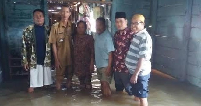 Rumah warga di Kelurahan Simpang Tuan yang terendam banjir.