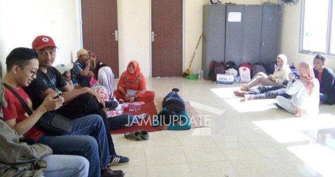 Kemarin, puluhan penumpang kapal KMP Muria dari Pelabuhan RORO Kuala Tungkal, tujuan ke Dabo Singkep, Kepualauan Riau, terlantar.