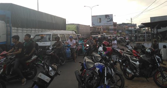 Kemacetan parah terjadi di di sekitar Jl. Lingkar Barat, Kecamatan Alam Barajo, Kota Jambi.