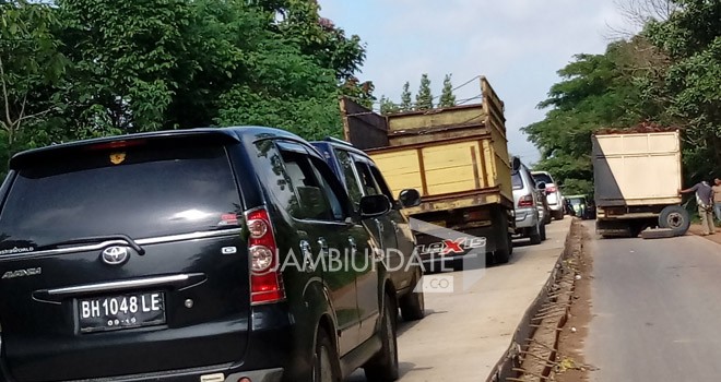 Tampak kendaraan yang mengantri karena salah jalan.