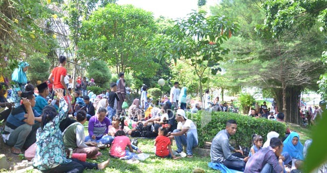 Taman Rimba Jambi disesaki Pengunjung. Sajikan berbagai suguhan edukatif, mulai dari kuda, gajah, juga ada wahana foto bersama satwa. Foto: M. Ridwan/JE