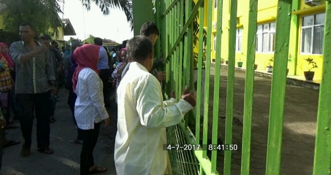 Orangtua siswa protes di depan gerbang SMAN2 Kota Jambi.