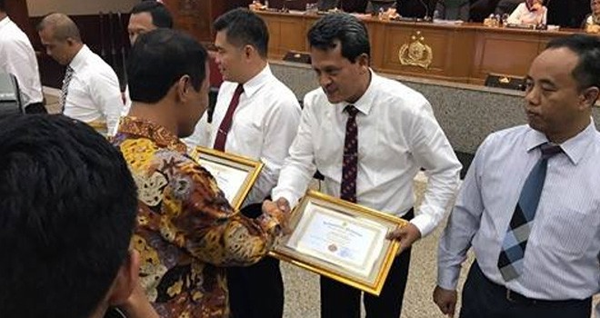Kombes Pol Winarta saat menerima penghargaan Satgas Pangan Terbaik.