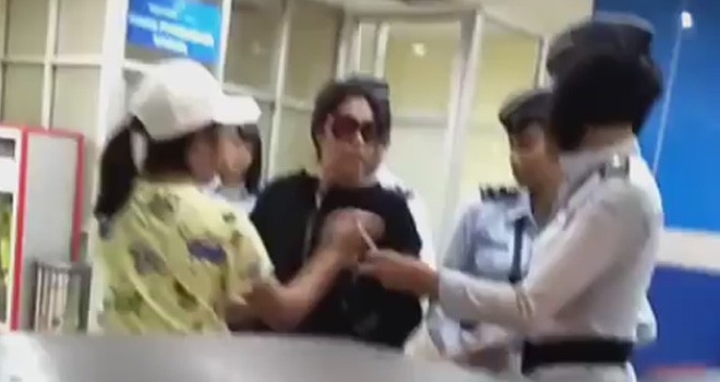 Istri Pejabat saat Tampar Sekuriti Bandara Sam Ratulangi.
