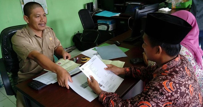 Tampak Warga sedang mengurus keberangkatan Haji.