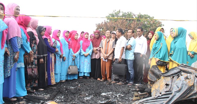 BKMT Kota Jambi bersama perangkat RT, Lurah dan para korban kebakaran saat berada di lokasi kebakaran Jalan Karya Maju.