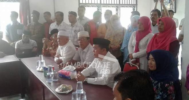 Petahana Al Haris berama tim pemenangan saat mendaftar di penjaringan DPC PDIP Merangin, Rabu (5/7) kemarin.