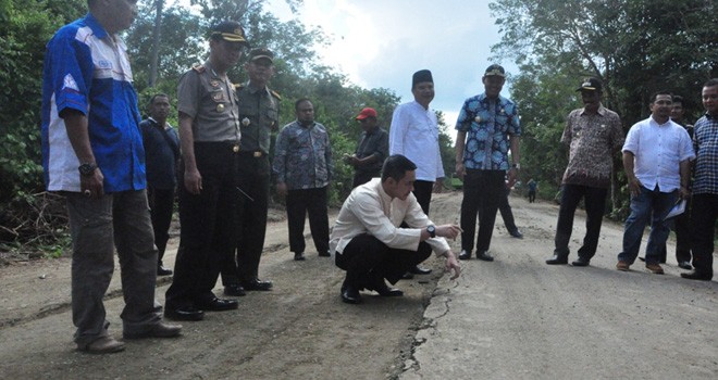 Gubernur Zola saat meninjau Pengerjaan Jalan di Tebo.