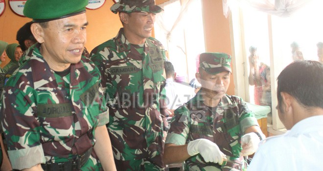 Bupati Kerinci, Adirozal bersama Ratusan prajurit TNI dari Korem 042 Garuda Putih (Gapu) bersama Komando Distrik Militer ( Kodim) 0417/Kerinci.