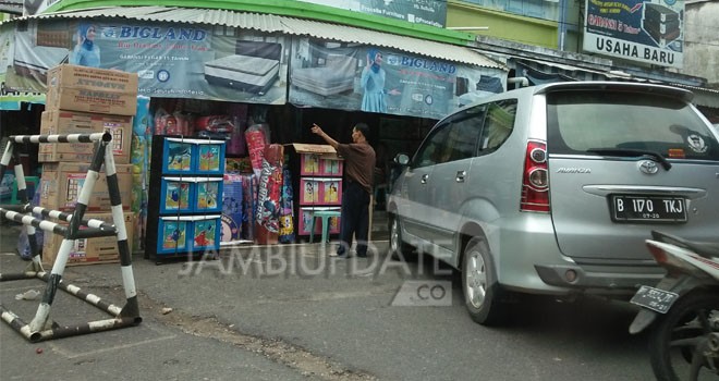 Sejumlah barang dagangan di Jalan Sam Ratulangi, Pasar Kota Jambi terpajang di trotoar jalan kemarin (6/7).