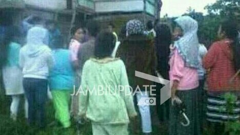 Terlihat warga yang ramai saat menggrebek sebuah rumah yang diduga tempat mesum.