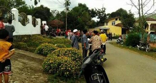 Terlihat warga ramai dilokasi kericuhan.