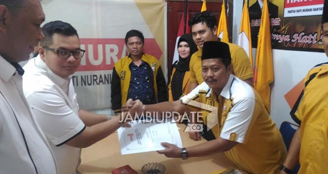 Tim pemenangan Fasha Center saat mengambil formulir di DPC Hanura Kota Jambi.
