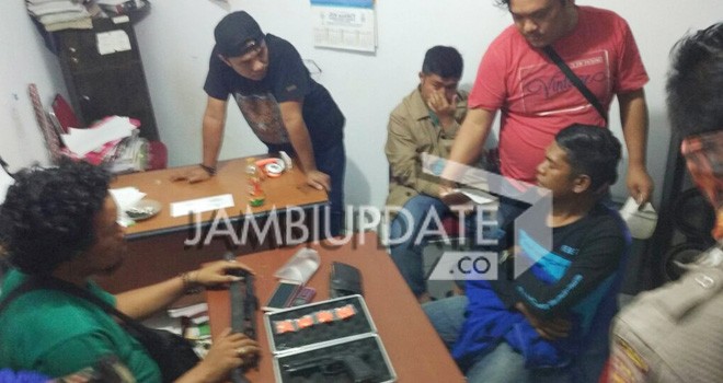  Anggota Satreskrim Polres Kerinci saat mengamankan WRS (38). yang diduga bergabung dengan ISIS.