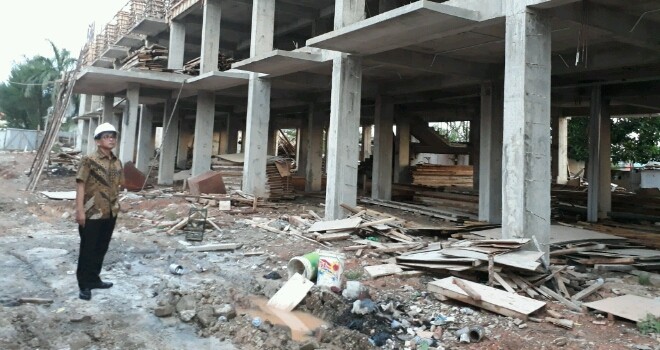 H Bakri saat cek pembangunan rusunawa di Rumah Sakit Abdul Manap.