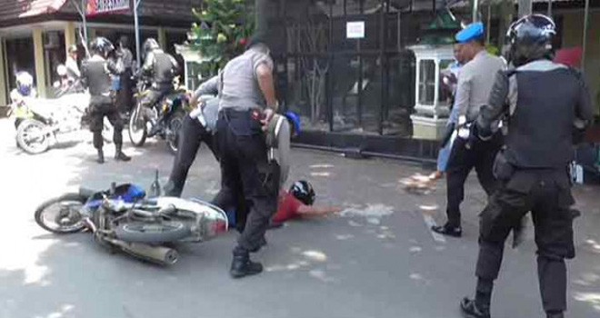 Polisi melumpuhkan penyerang di Mapolres Tuban. Foto: JPG