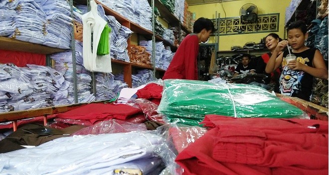 Memasuki tahun ajaran baru, pedagang seragam sekolah di gang siku pasar Kota Jambi kebanjiran pembeli. Bahkan sehari bisa terjual 50 kodi.