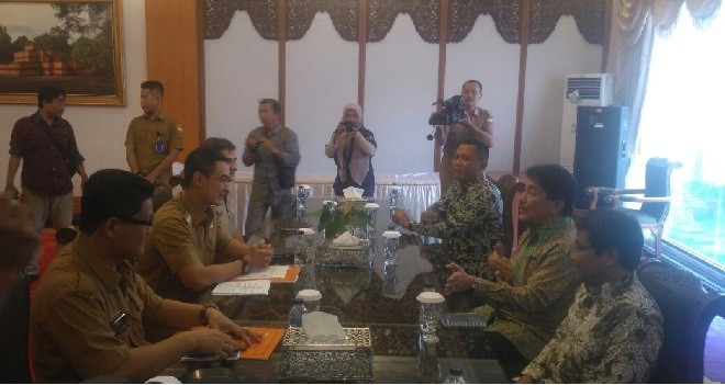 Gubernur Jambi Zumi Zola menyambut Kunjungan 3 orang Perwakilan Komisi Pemberantasan Korupsi (KPK) RI di VIP Room Rumah Dinas Gubernur Jambi, ke Provinsi Jambi, Senin (10/7).