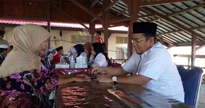 dr. Maulana saat melayani warga yang ingin berobat.