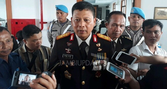 Kapolda Jambi, Brigjen Pol Priyo Widyanto saat di wawancarai oleh awak media.  