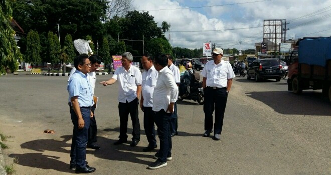 H Bakri bersama Dirjen Bina Marga saar tinjau jalan menuju kampus Unja dan IAIN.