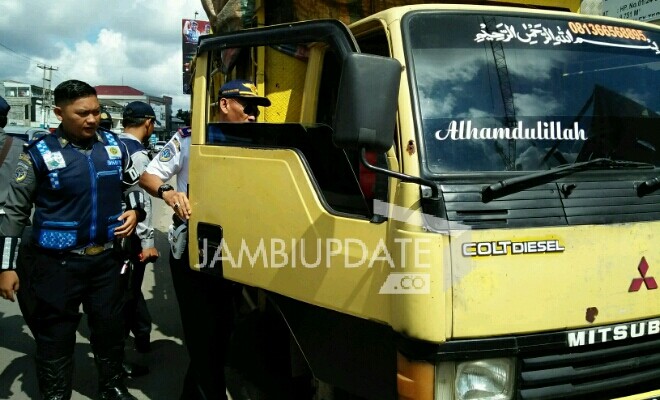 Petugas Dishub Kota Jambi saat menertibkan kendaran yang parkir sembarangan.