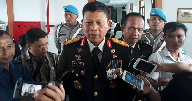 Kapolda Jambi, Brigjen Pol Priyo Widyanto saat di wawancarai oleh awak media. 